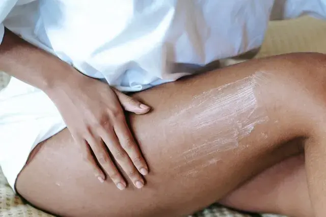 Skóra po depilacji laserowej: Co jest normalne, a co niepokoi?